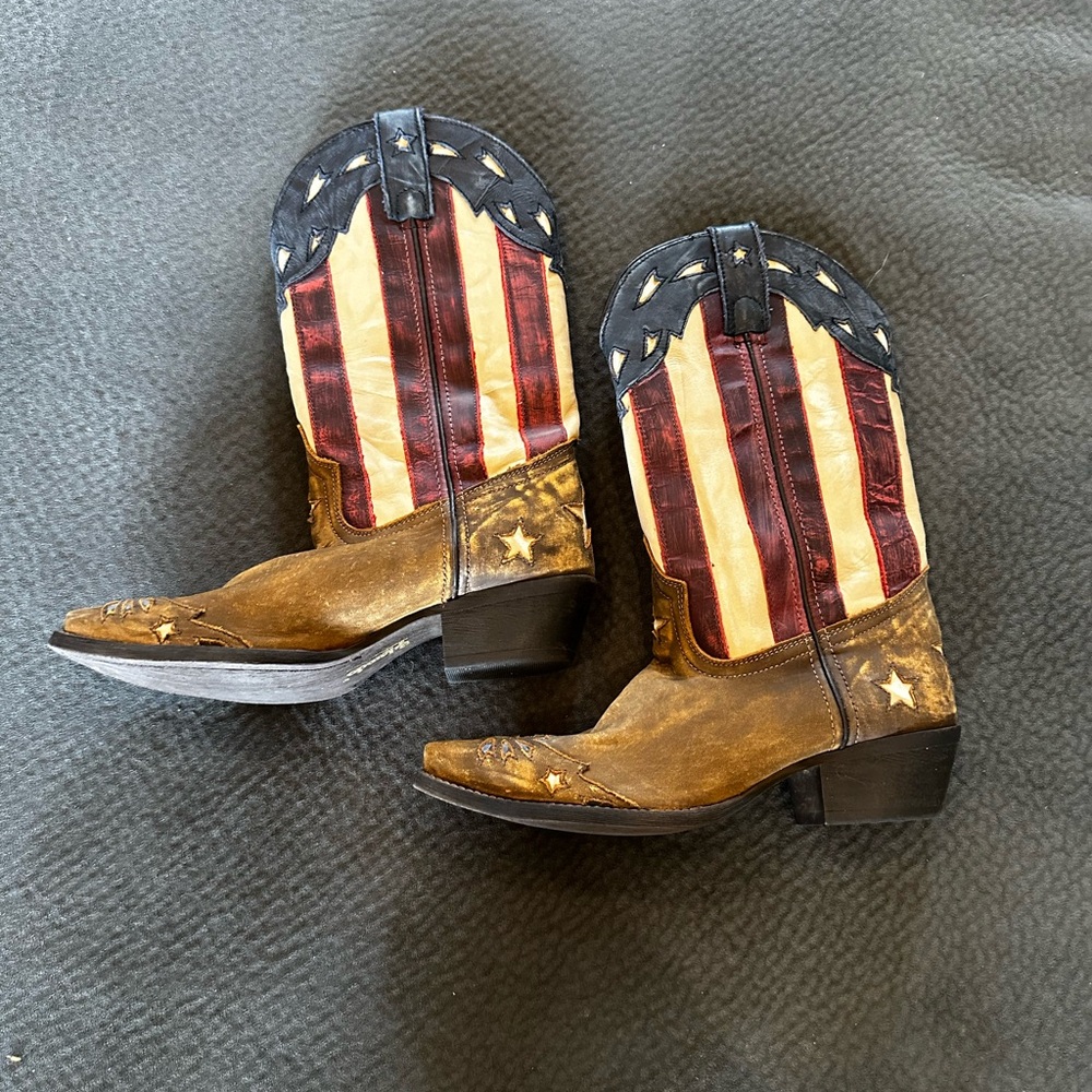 Laredo Women’s Stars and Stripes Snip Toe Cowgirl Boots - mid calf Size 8.